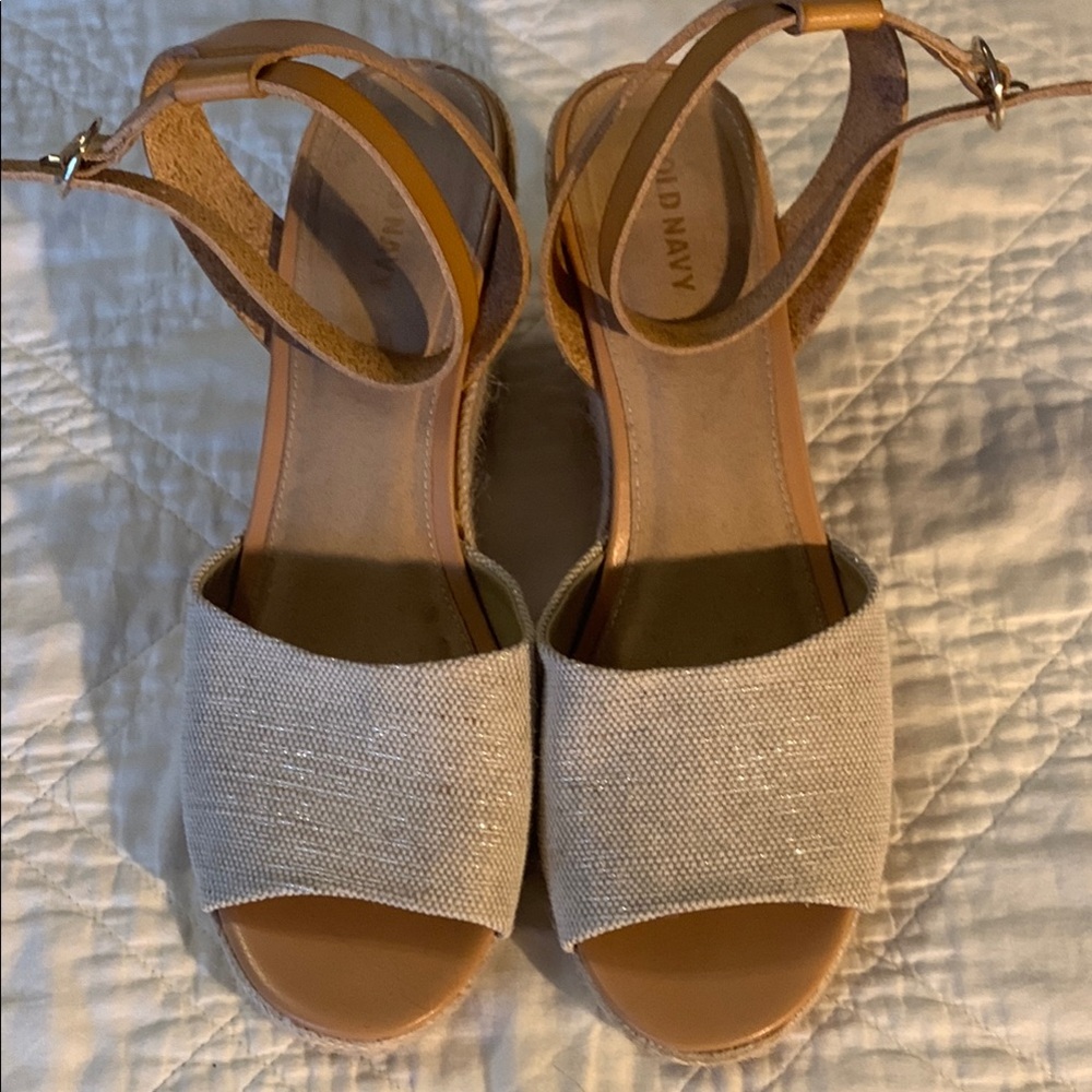 Old Navy Women's Tan and Cream Sandals